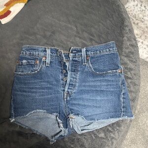 25 dark wash levi’s jean shorts